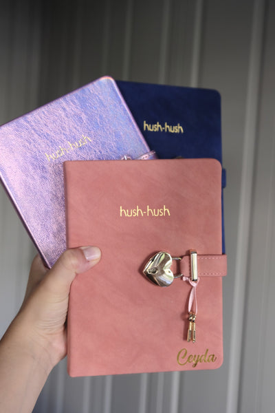 VICTORIA'S JOURNALS HUSH HUSH Kişiselleştirilebilir Kilitli Defter 13x18 Cm | Toz Pembe